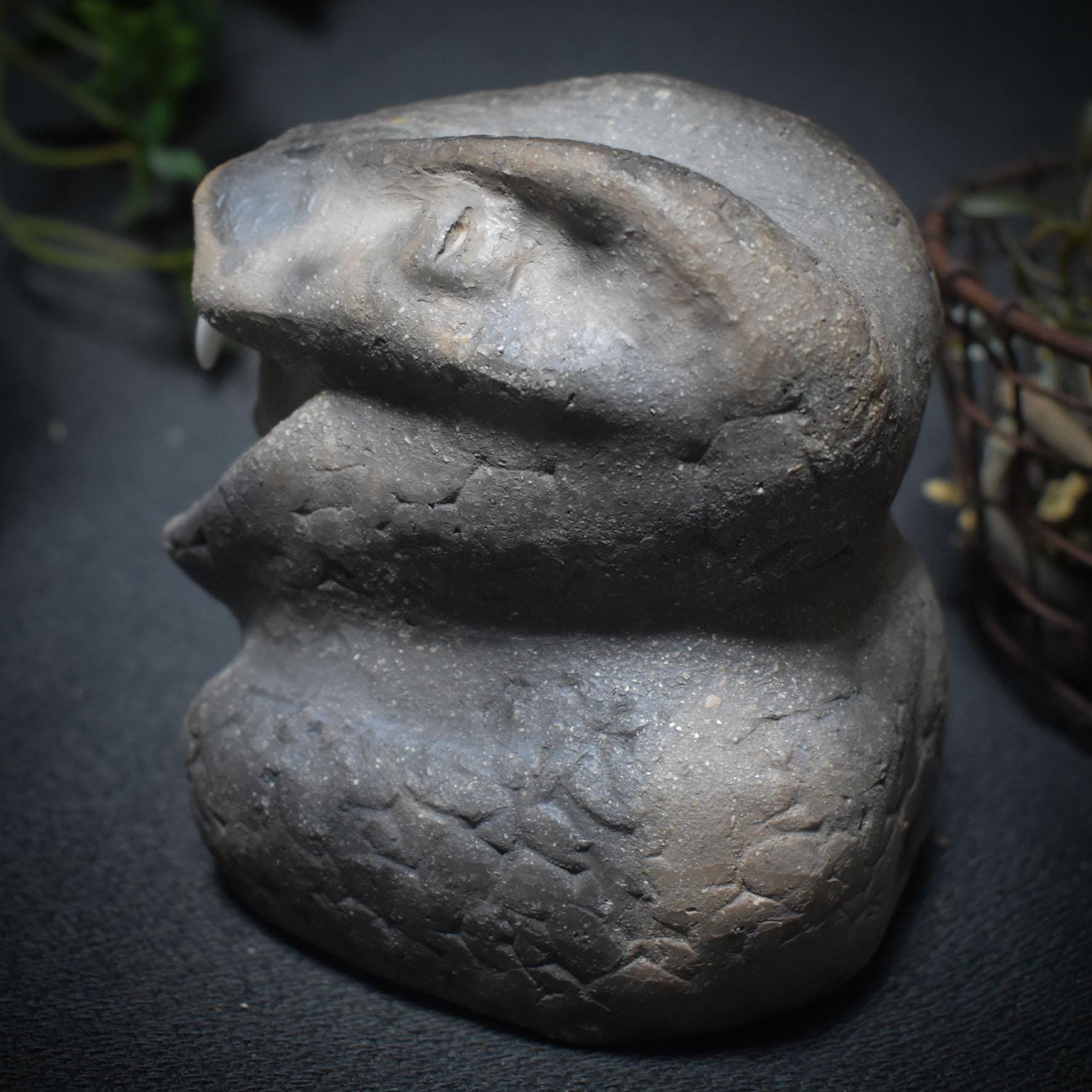 Krafttier Schlange – Schamanische Skulptur aus traditioneller Rauchbrandkunst