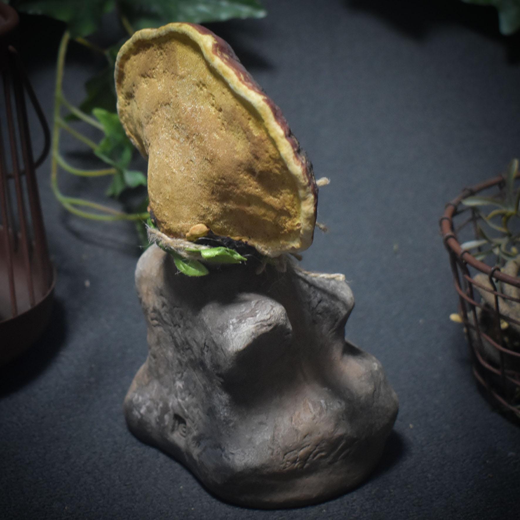 Göttin des Waldes – Skulptur mit echtem Baumpilz, primitive Kunst in Rauchbrandtechnik - Art.Nr.: SKU125