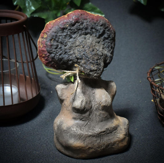 Göttin des Waldes – Skulptur mit echtem Baumpilz, primitive Kunst in Rauchbrandtechnik - Art.Nr.: SKU125