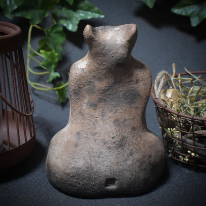 Cernunnos – Der Gehörnte in Rauchbrandkunst - Keltischer Gott des Waldes, sitzend mit echter Hornspitze im Schoß - Art.Nr.: SKU111