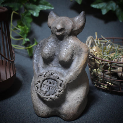 Kniende Schamanin mit Trommel – Skulptur in traditioneller Rauchbrandkunst - Verbindung zur geistigen Welt - Art.Nr.: SKU112