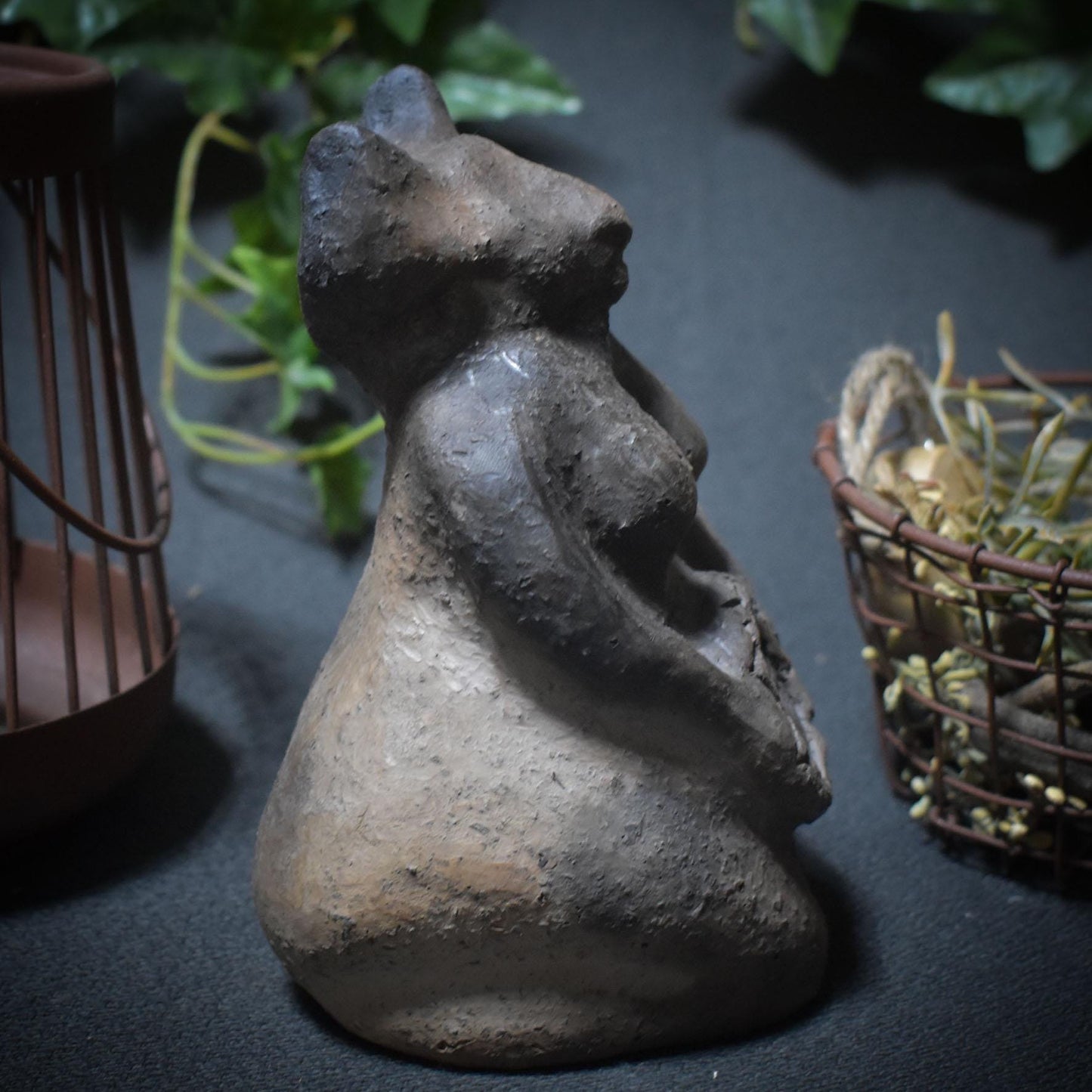 Kniende Schamanin mit Trommel – Skulptur in traditioneller Rauchbrandkunst - Verbindung zur geistigen Welt - Art.Nr.: SKU112