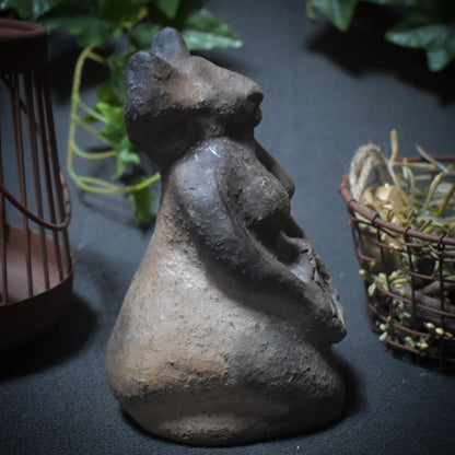 Kniende Schamanin mit Trommel – Skulptur in traditioneller Rauchbrandkunst - Verbindung zur geistigen Welt - Art.Nr.: SKU112