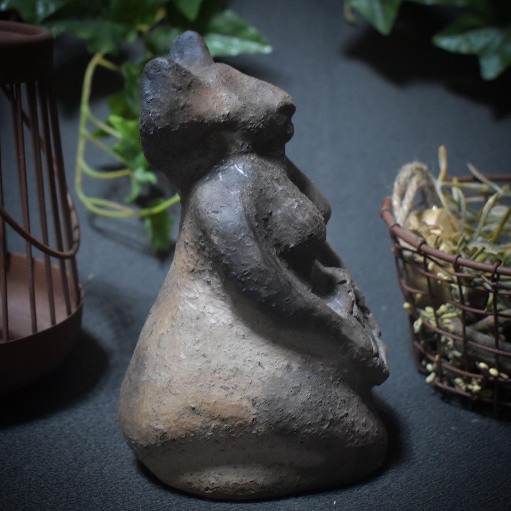 Kniende Schamanin mit Trommel – Skulptur in traditioneller Rauchbrandkunst - Verbindung zur geistigen Welt