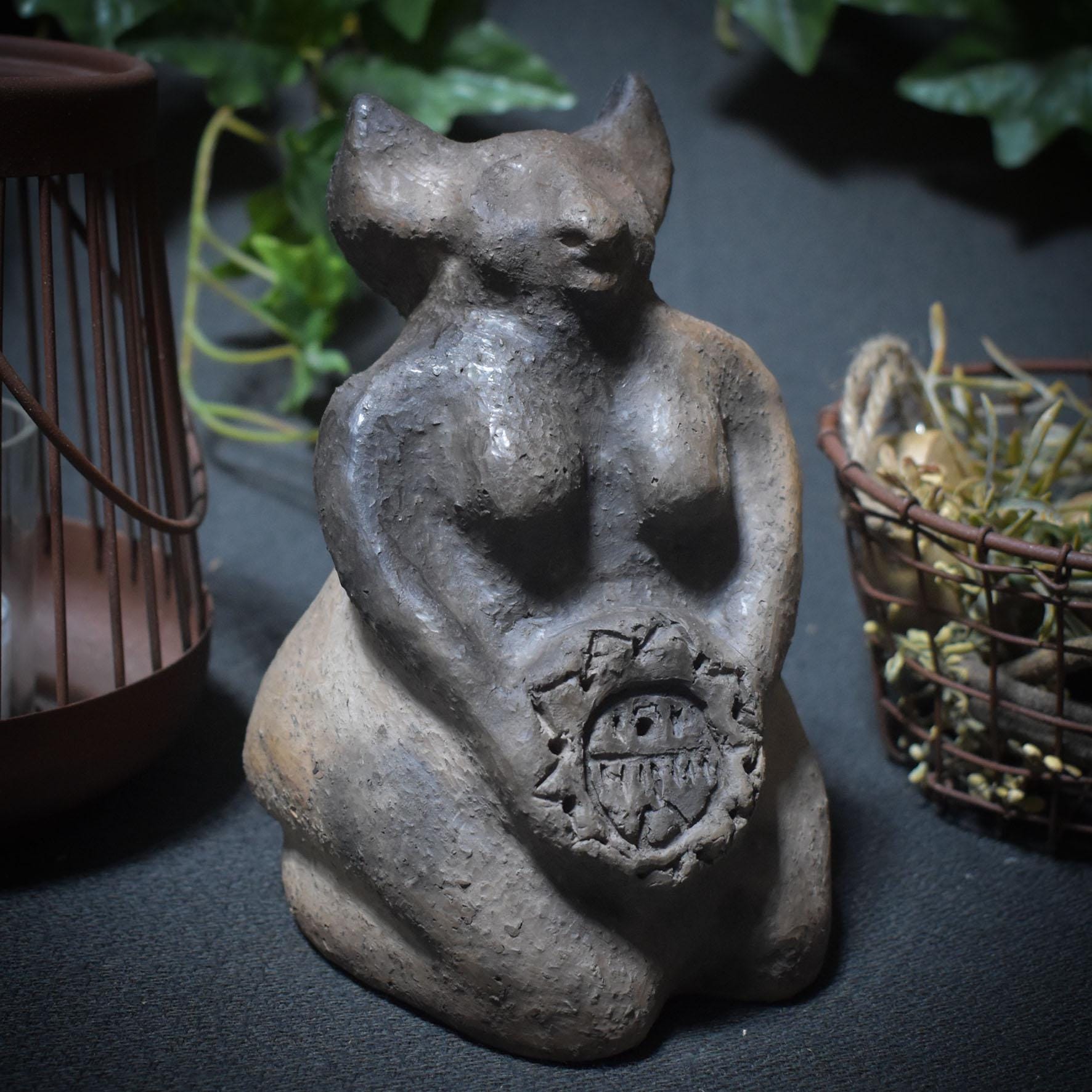 Kniende Schamanin mit Trommel – Skulptur in traditioneller Rauchbrandkunst - Verbindung zur geistigen Welt - Art.Nr.: SKU112