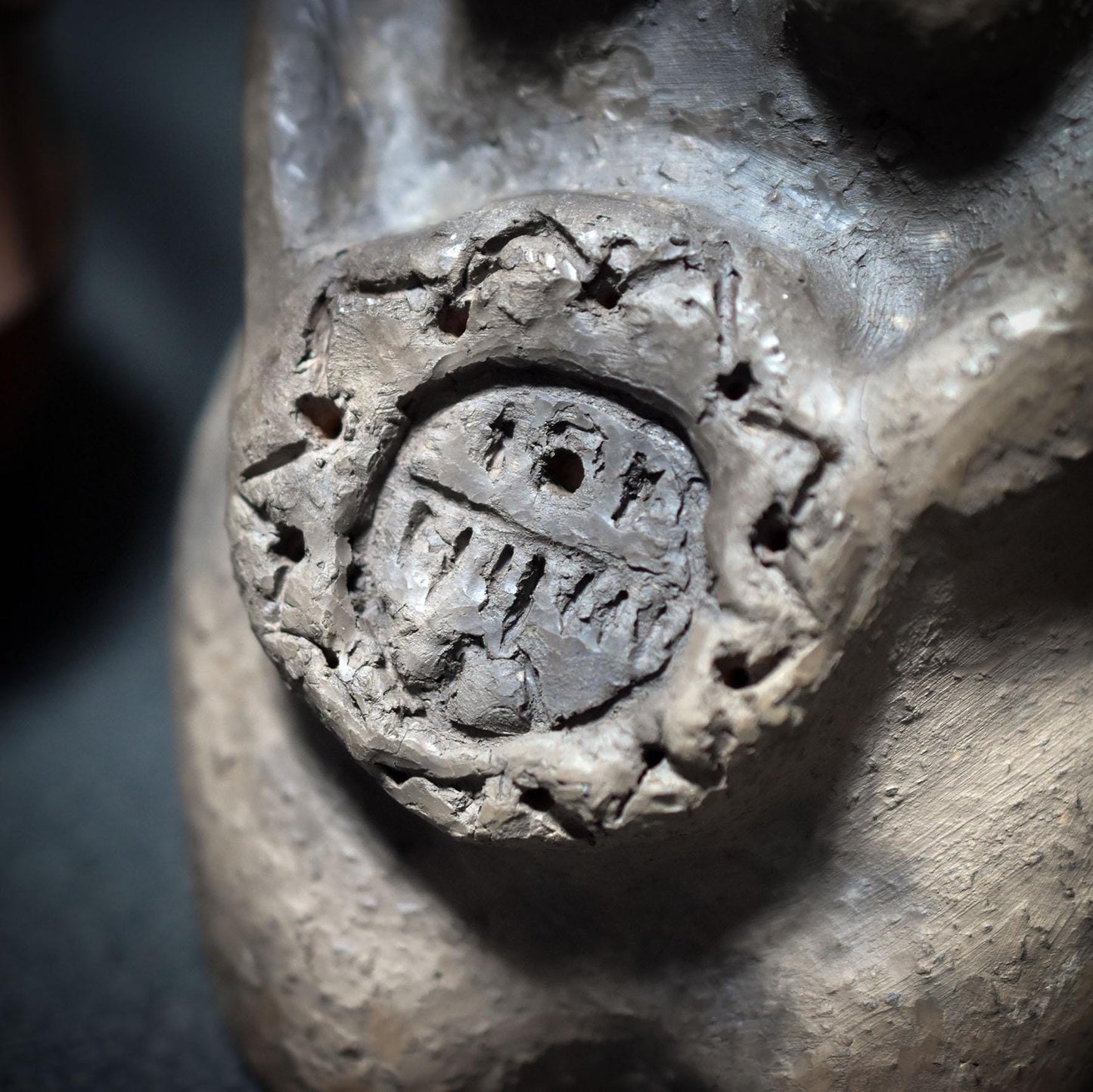 Kniende Schamanin mit Trommel – Skulptur in traditioneller Rauchbrandkunst - Verbindung zur geistigen Welt - Art.Nr.: SKU112