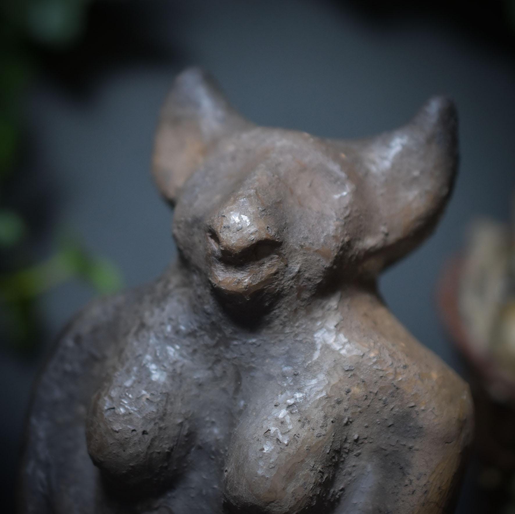 Kniende Schamanin mit Trommel – Skulptur in traditioneller Rauchbrandkunst - Verbindung zur geistigen Welt - Art.Nr.: SKU112