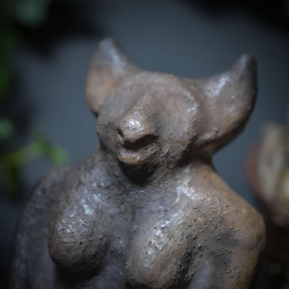 Kniende Schamanin mit Trommel – Skulptur in traditioneller Rauchbrandkunst - Verbindung zur geistigen Welt - Art.Nr.: SKU112