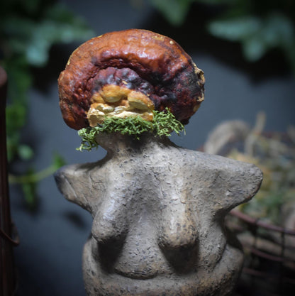 Waldpriesterin – Archaische Skulptur in Rauchbrandkunst - Hüterin des Waldes mit echter Pilzkrone - Art.Nr.: SKU113