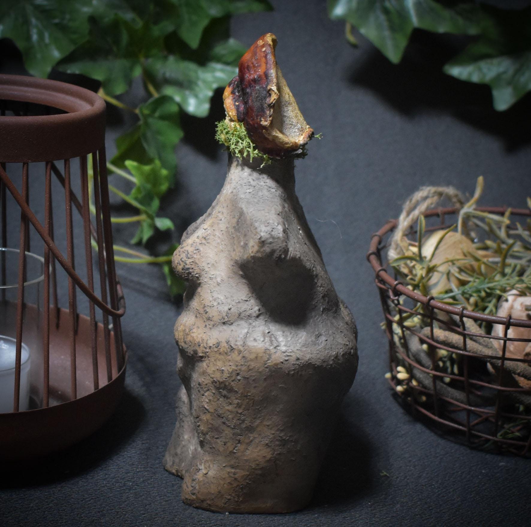 Waldpriesterin – Archaische Skulptur in Rauchbrandkunst - Hüterin des Waldes mit echter Pilzkrone - Art.Nr.: SKU113