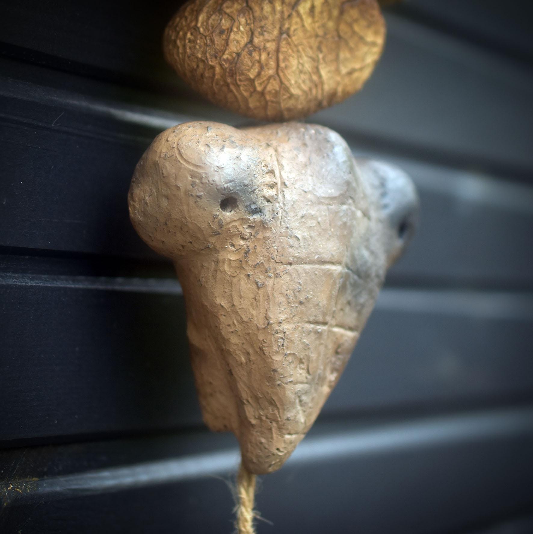 Mantis Spirit/Ausdrucksstarke Wanddeko aus Ton in Rauchbrandkunst/Gottesanbeterin als spirituelles Krafttier für deine Wand