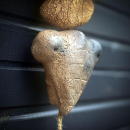 Mantis Spirit/Ausdrucksstarke Wanddeko aus Ton in Rauchbrandkunst/Gottesanbeterin als spirituelles Krafttier für deine Wand