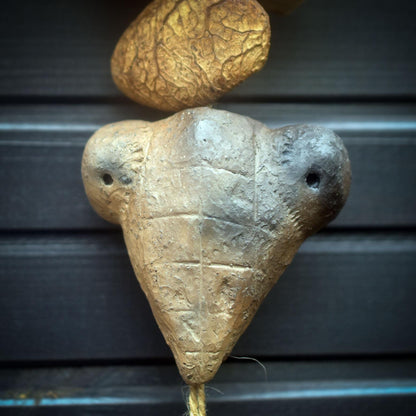 Mantis Spirit/Ausdrucksstarke Wanddeko aus Ton in Rauchbrandkunst/Gottesanbeterin als spirituelles Krafttier für deine Wand