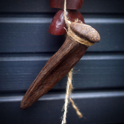 Mantis Spirit/Ausdrucksstarke Wanddeko aus Ton in Rauchbrandkunst/Gottesanbeterin als spirituelles Krafttier für deine Wand