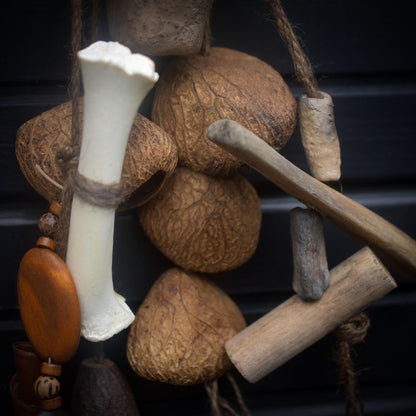 Krafttier Dachs – Ausdrucksstarke Wanddeko in Rauchbrandkunst - Schamanisches Schutzsymbol aus Ton und Naturmaterialien