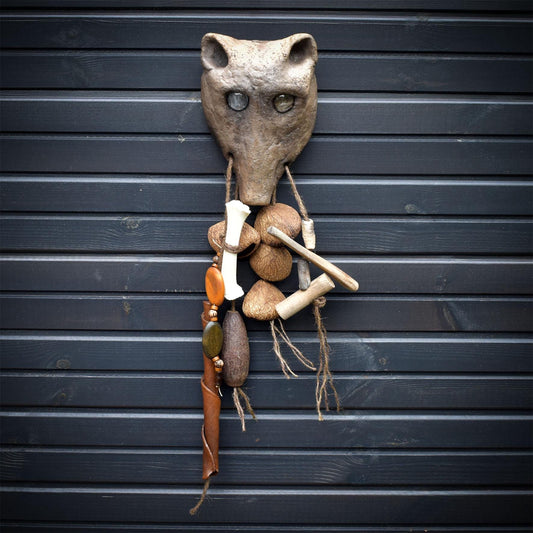 Krafttier Dachs – Ausdrucksstarke Wanddeko in Rauchbrandkunst - Schamanisches Schutzsymbol aus Ton und Naturmaterialien - Art.Nr.: HEX017