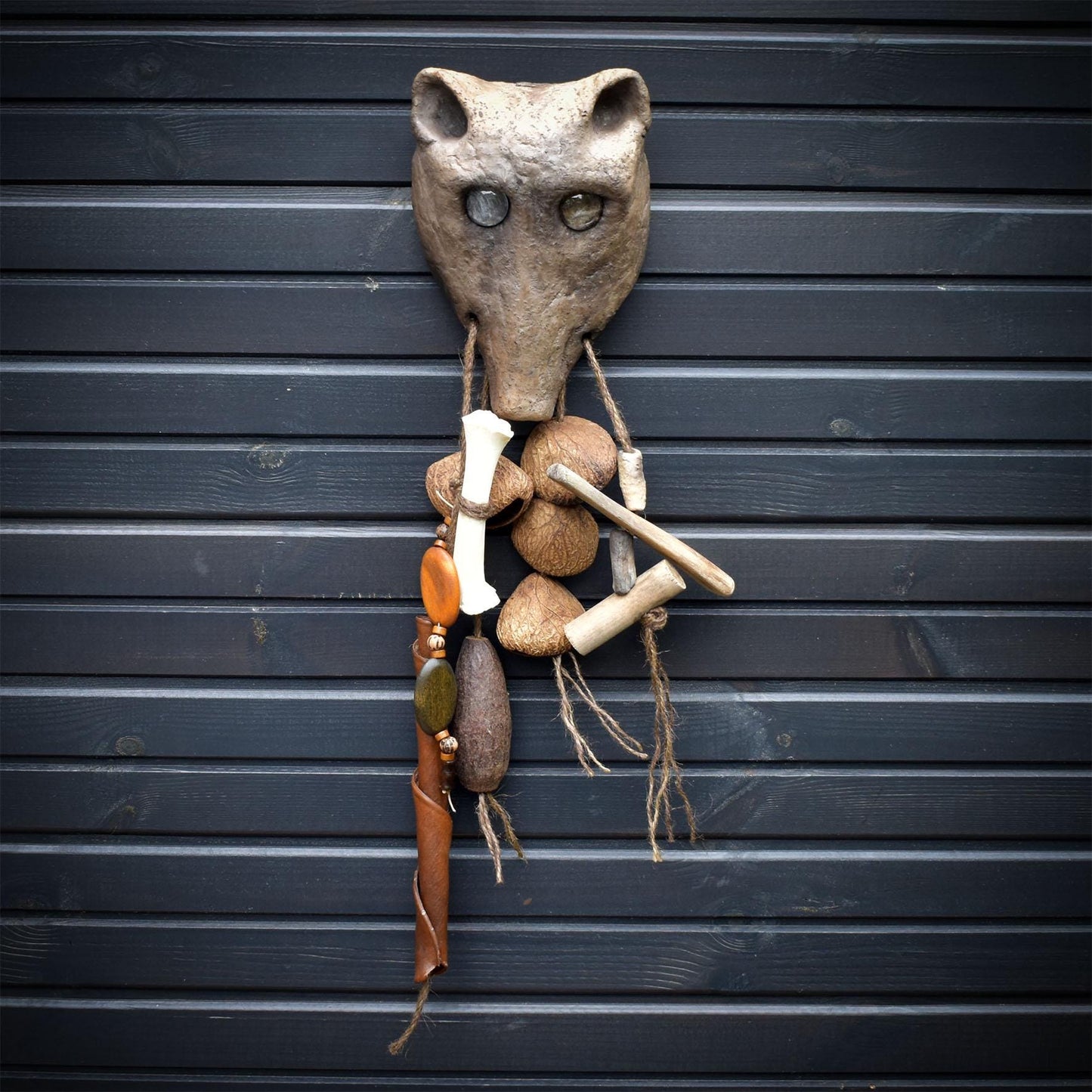 Krafttier Dachs – Ausdrucksstarke Wanddeko in Rauchbrandkunst - Schamanisches Schutzsymbol aus Ton und Naturmaterialien