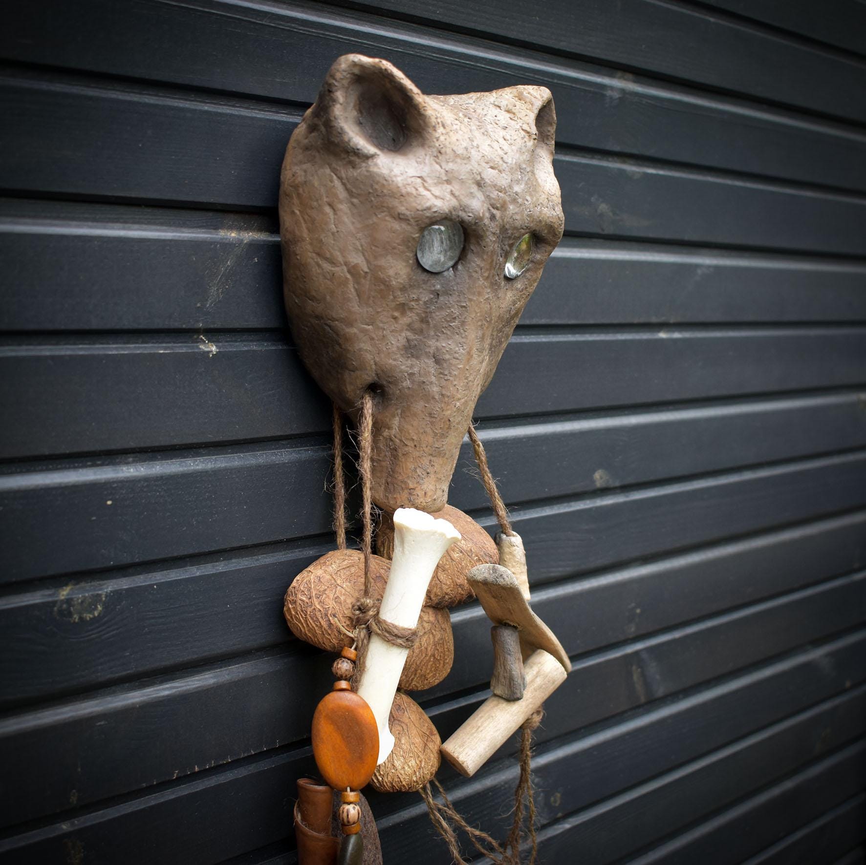 Krafttier Dachs – Ausdrucksstarke Wanddeko in Rauchbrandkunst - Schamanisches Schutzsymbol aus Ton und Naturmaterialien