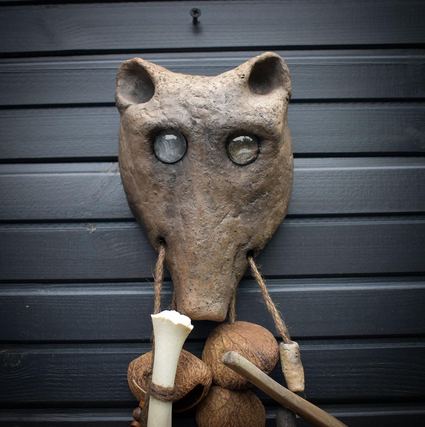 Krafttier Dachs – Ausdrucksstarke Wanddeko in Rauchbrandkunst - Schamanisches Schutzsymbol aus Ton und Naturmaterialien