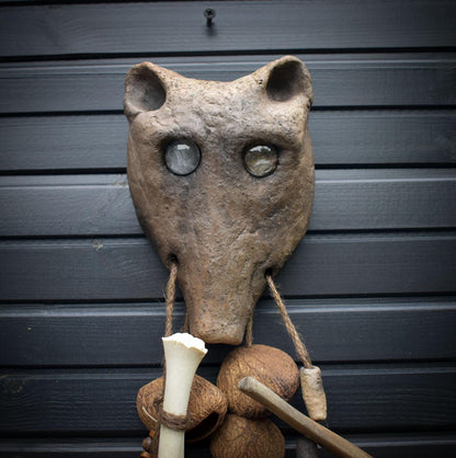 Krafttier Dachs – Ausdrucksstarke Wanddeko in Rauchbrandkunst - Schamanisches Schutzsymbol aus Ton und Naturmaterialien