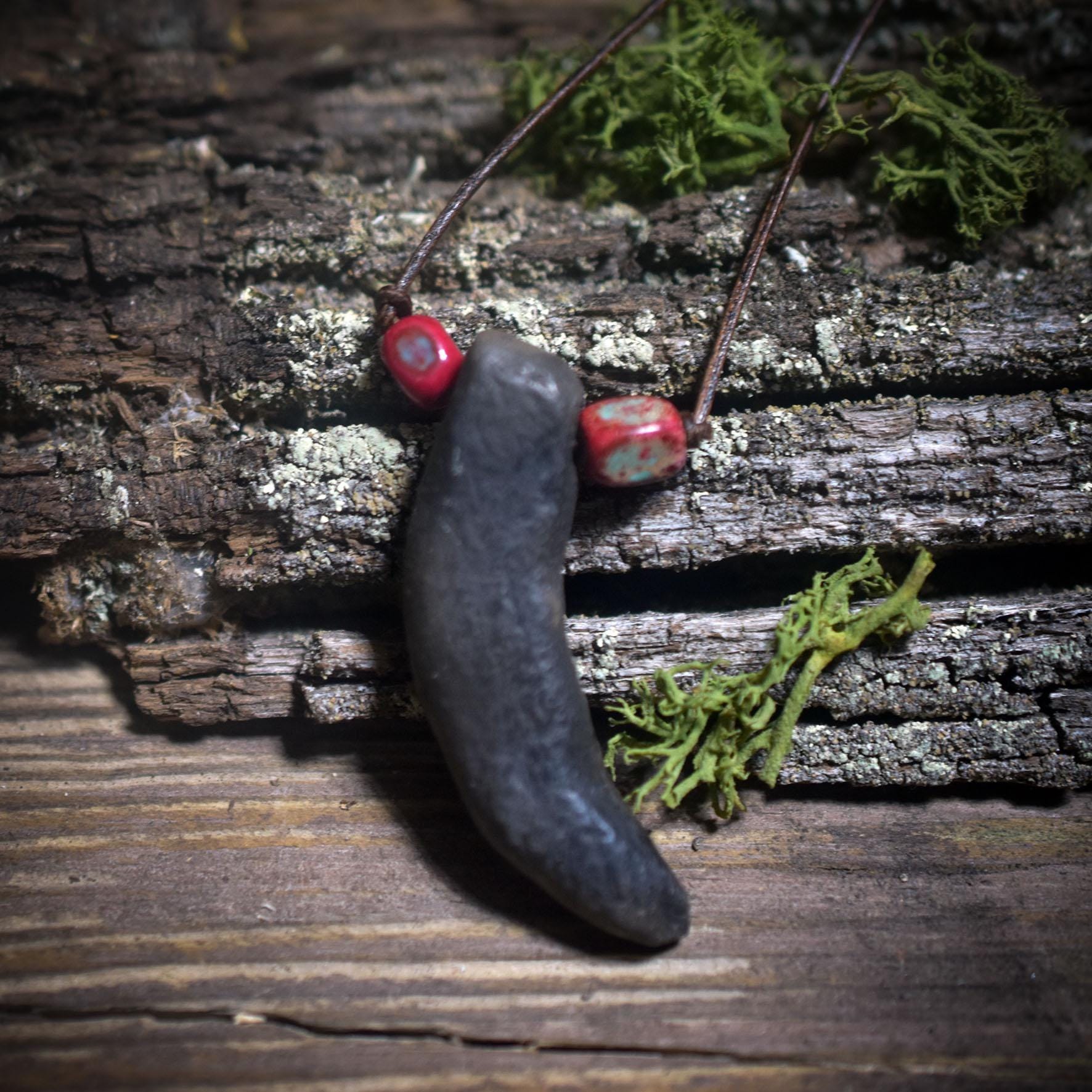 Amulett des Fuchszahns – Schamanisches Schmuckstück in Rauchbrandkunst - Archaische Eleganz & listige Kraft für deinen Weg