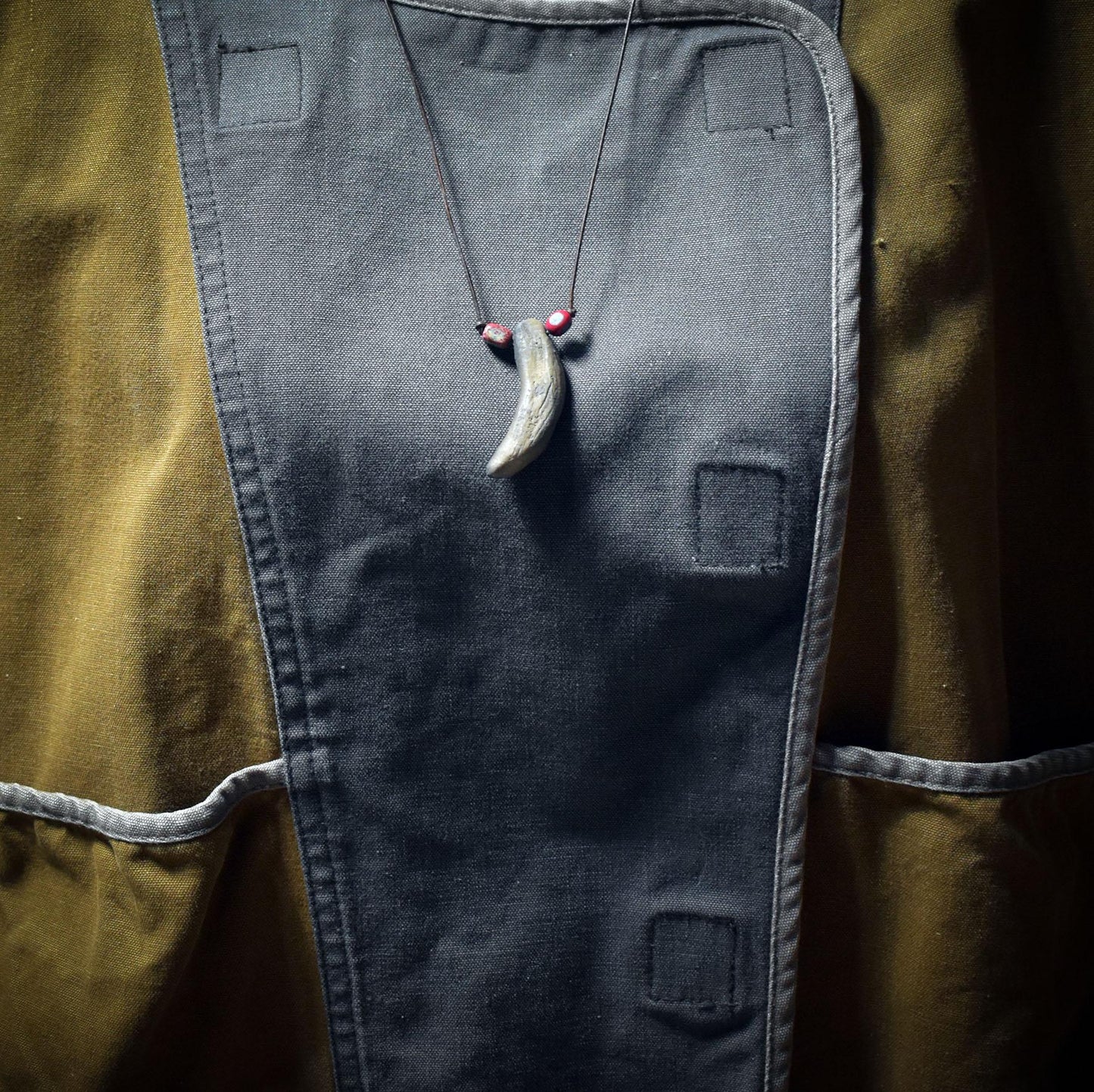 Amulett des Fuchszahns – Schamanisches Schmuckstück in Rauchbrandkunst - Archaische Eleganz & listige Kraft für deinen Weg - Art.Nr.: AMU047