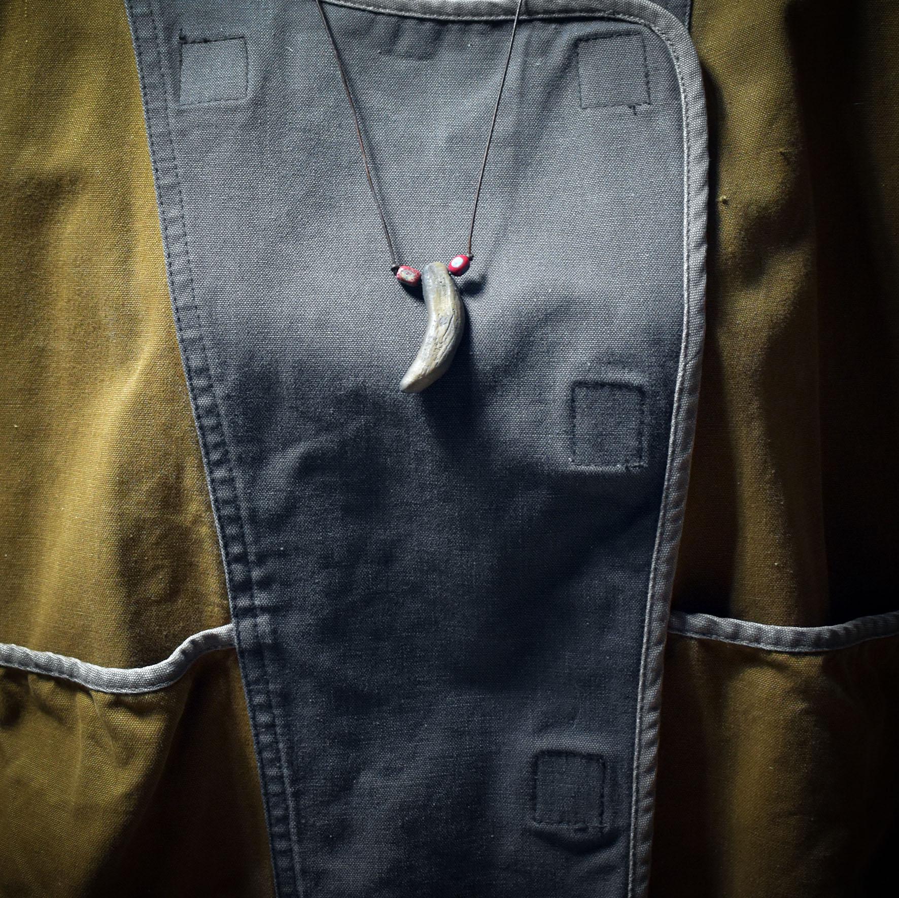 Amulett des Fuchszahns – Schamanisches Schmuckstück in Rauchbrandkunst - Archaische Eleganz & listige Kraft für deinen Weg - Art.Nr.: AMU047