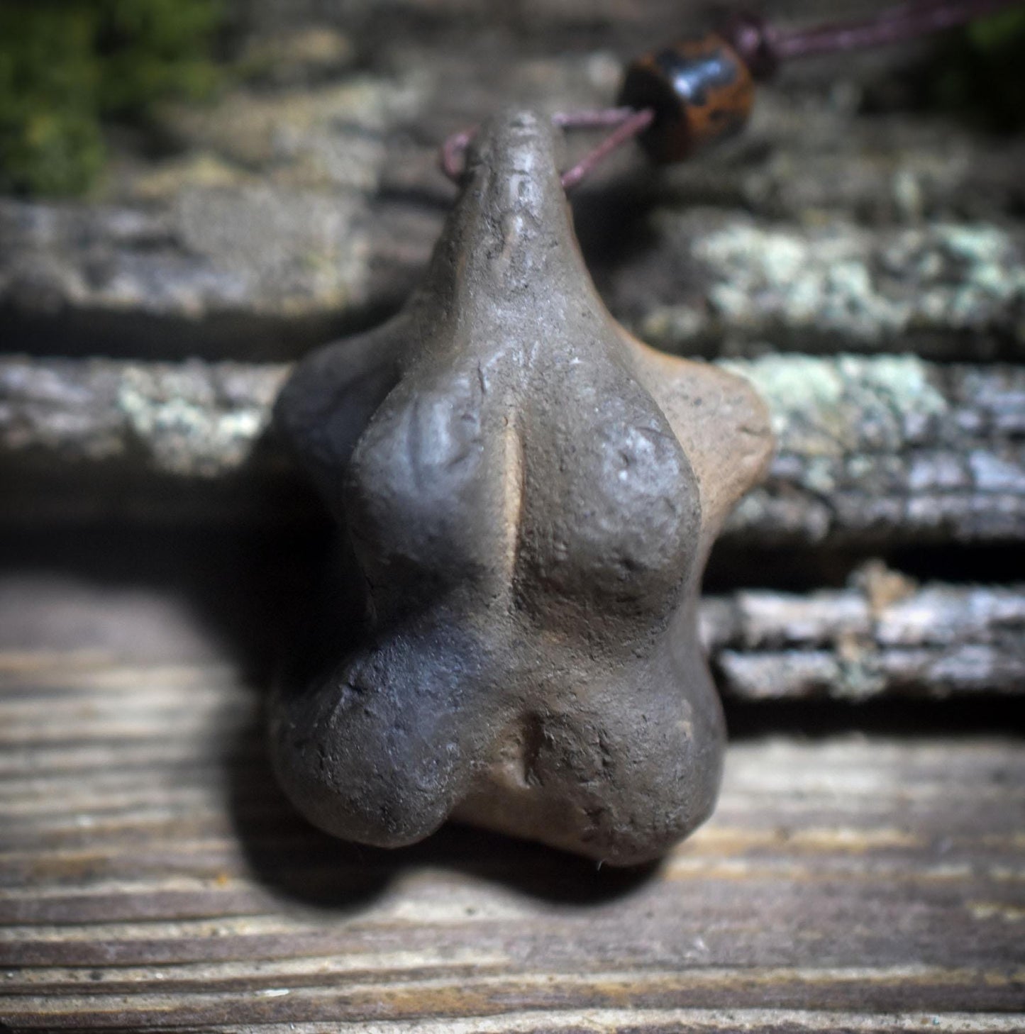 Amulett „Archaische Venus“ – Weibliche Urkraft in Rauchbrandkunst - Ein Zeichen für Schöpfung und das Heilige Weibliche - Art.Nr.: AMU050