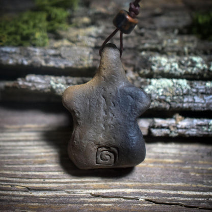 Amulett „Archaische Venus“ – Weibliche Urkraft in Rauchbrandkunst - Ein Zeichen für Schöpfung und das Heilige Weibliche - Art.Nr.: AMU050