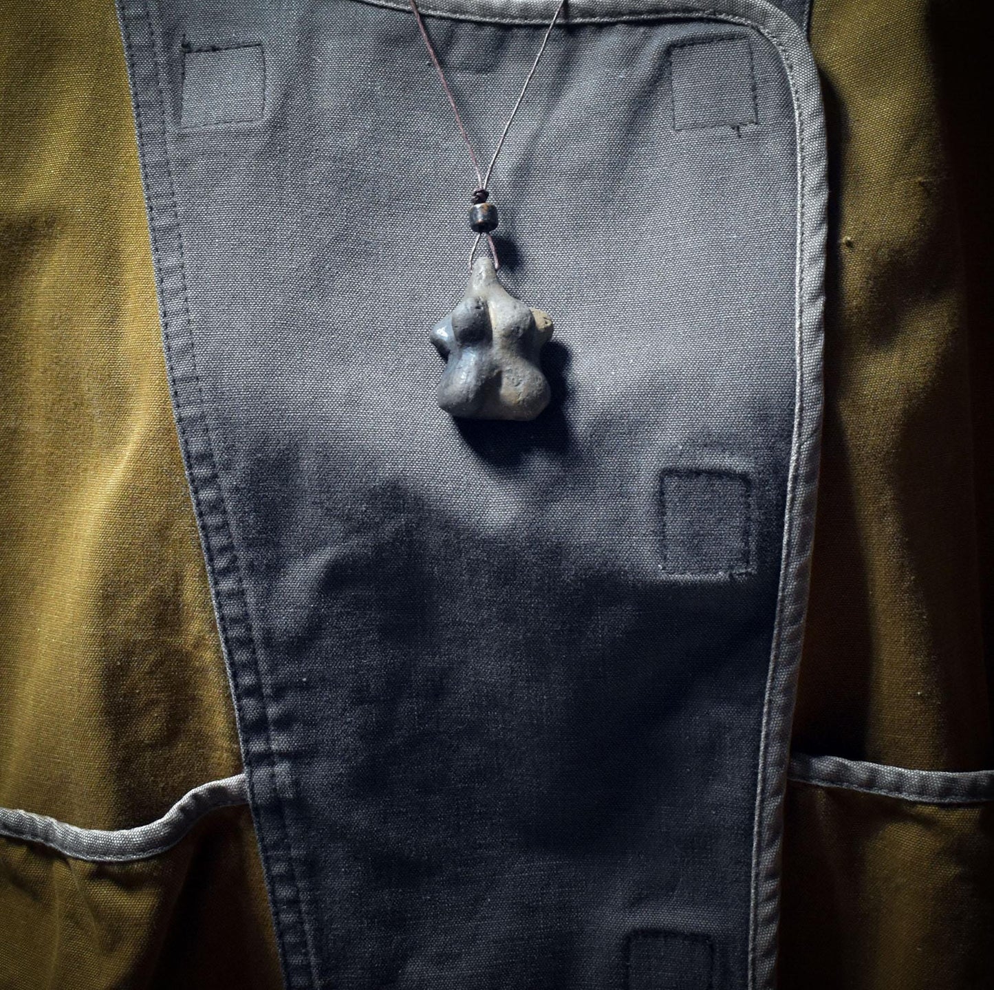 Amulett „Archaische Venus“ – Weibliche Urkraft in Rauchbrandkunst - Ein Zeichen für Schöpfung und das Heilige Weibliche - Art.Nr.: AMU050