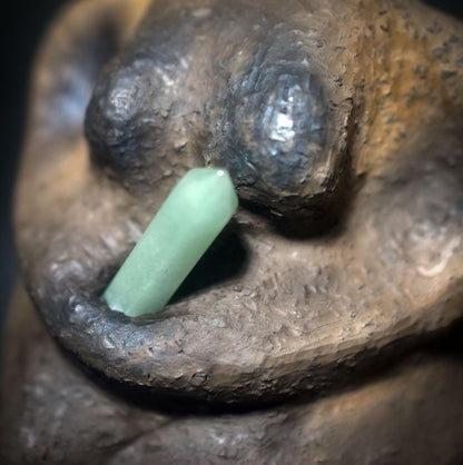 Hüterin des Herzens – Skulptur mit Aventurin im Schoß