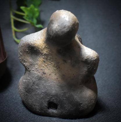 Hüterin des Herzens – Skulptur mit Aventurin im Schoß - Art.Nr.: SKU131