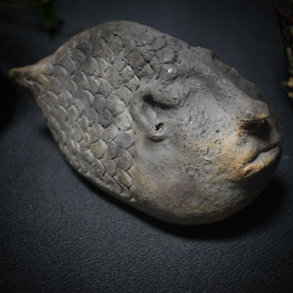Fischwesen der Schwelle – Skulptur in traditioneller Rauchbrandkunst - Mystisches Wesen zwischen den Welten - Art.Nr.: SKU117
