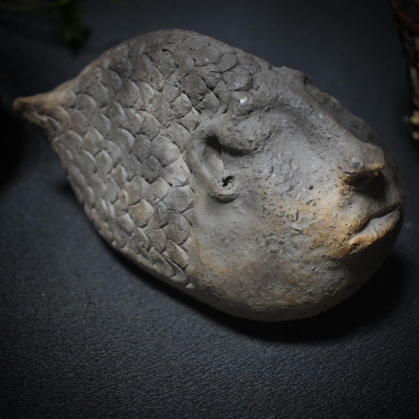 Fischwesen der Schwelle – Skulptur in traditioneller Rauchbrandkunst - Mystisches Wesen zwischen den Welten