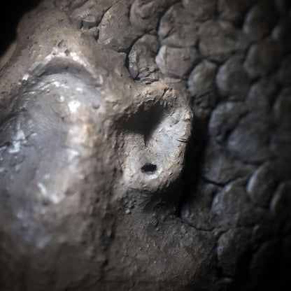 Fischwesen der Schwelle – Skulptur in traditioneller Rauchbrandkunst - Mystisches Wesen zwischen den Welten