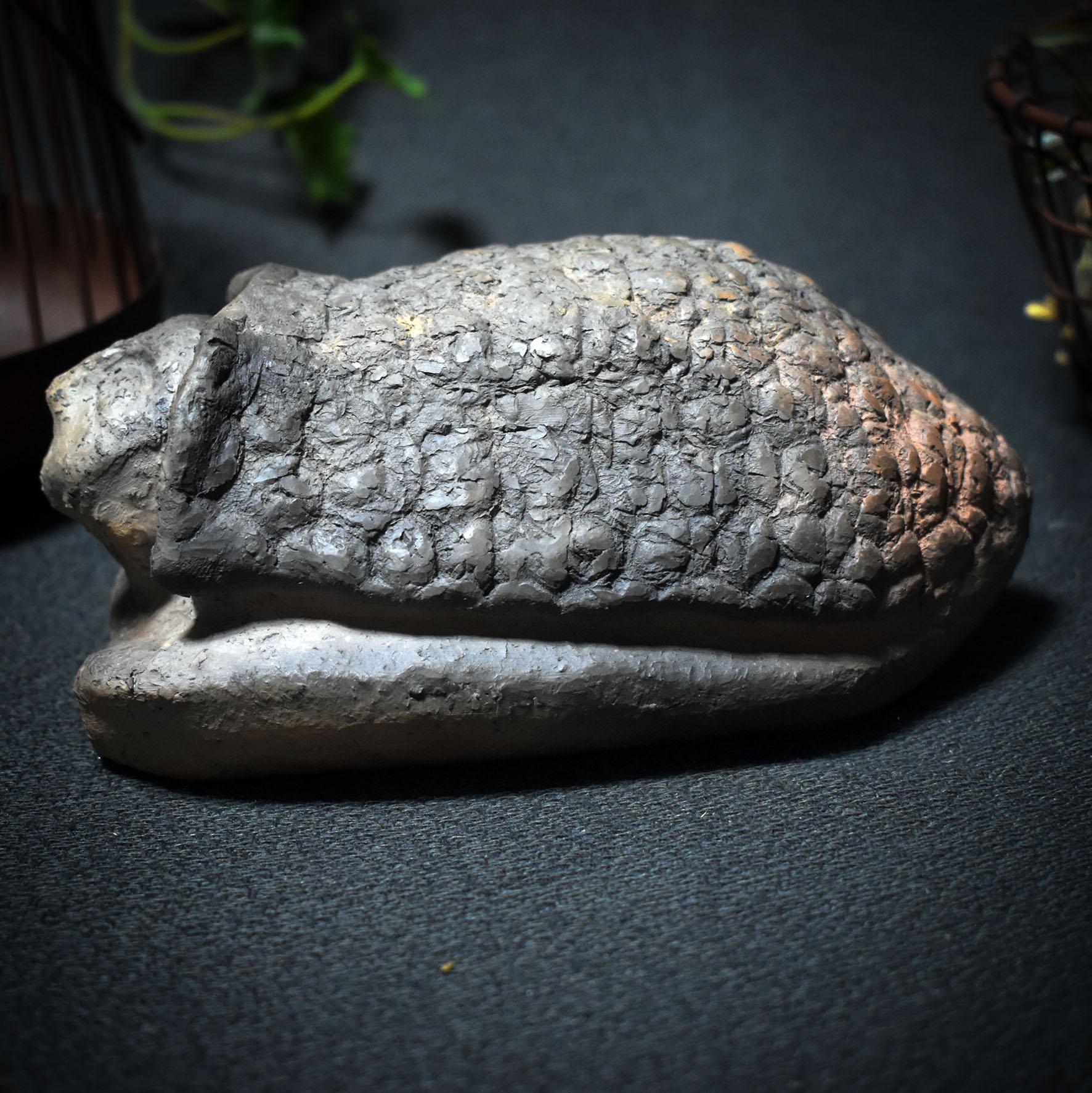 Hüterin der Zeit – Schildkröten-Skulptur mit menschlichem Antlitz - Traditionelle Rauchbrandkunst mit symbolischer Tiefe