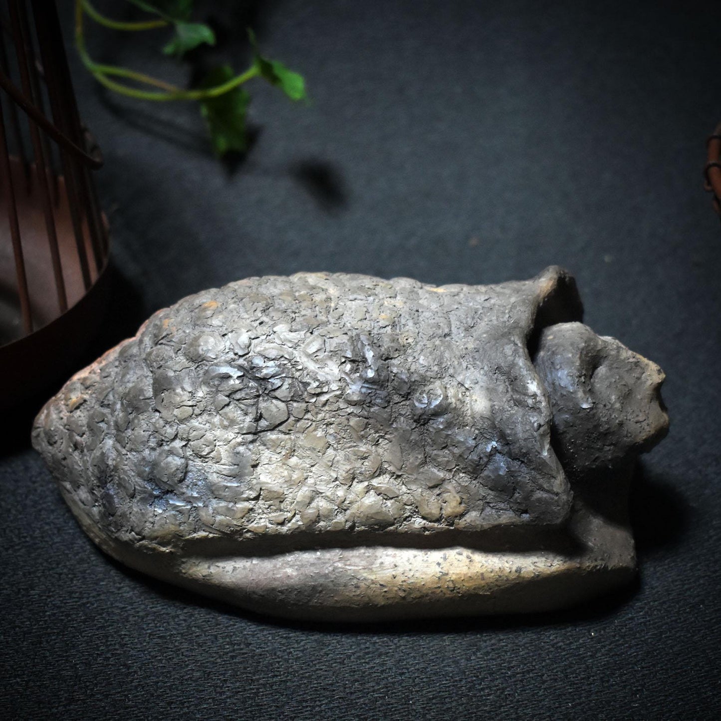 Hüterin der Zeit – Schildkröten-Skulptur mit menschlichem Antlitz - Traditionelle Rauchbrandkunst mit symbolischer Tiefe