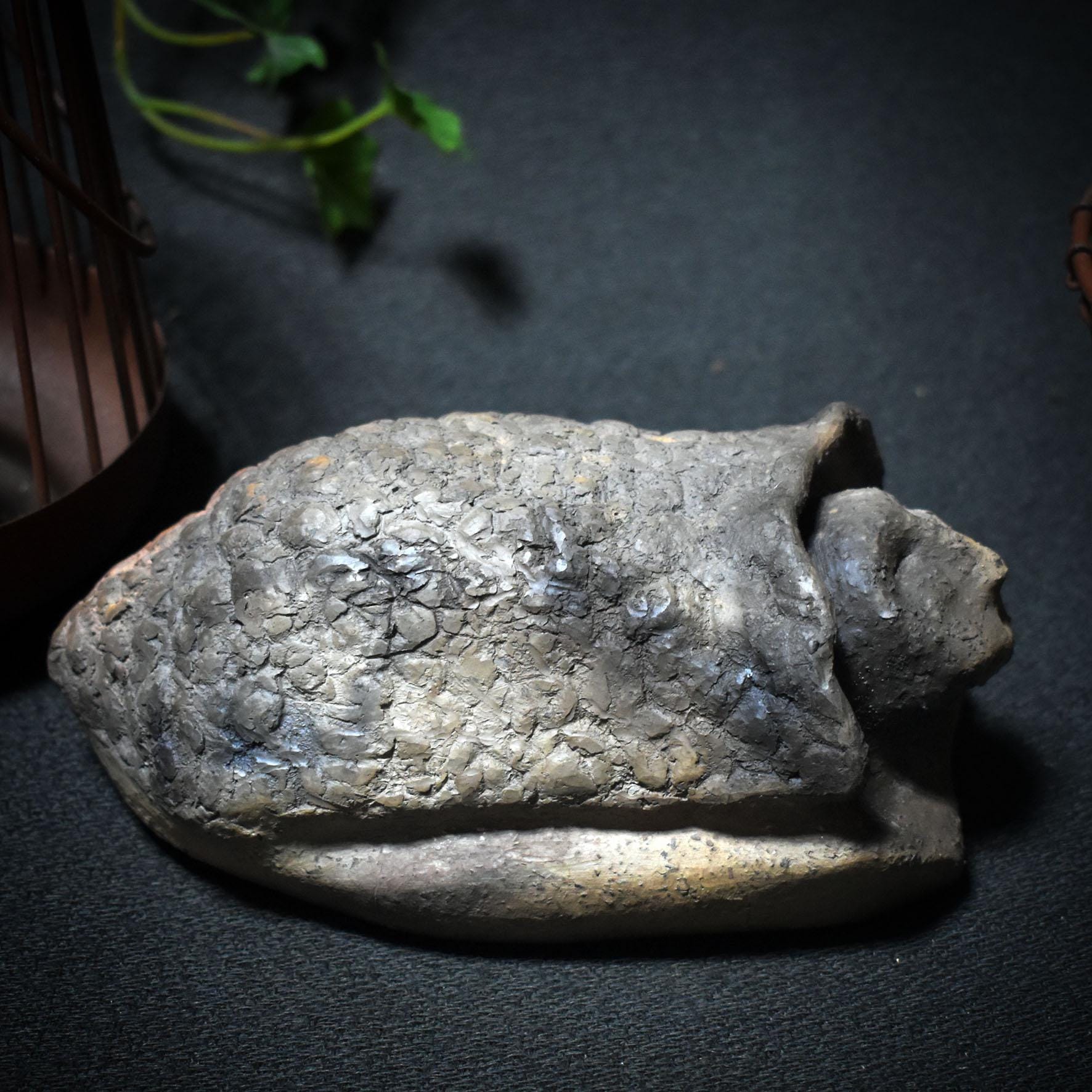 Hüterin der Zeit – Schildkröten-Skulptur mit menschlichem Antlitz - Traditionelle Rauchbrandkunst mit symbolischer Tiefe