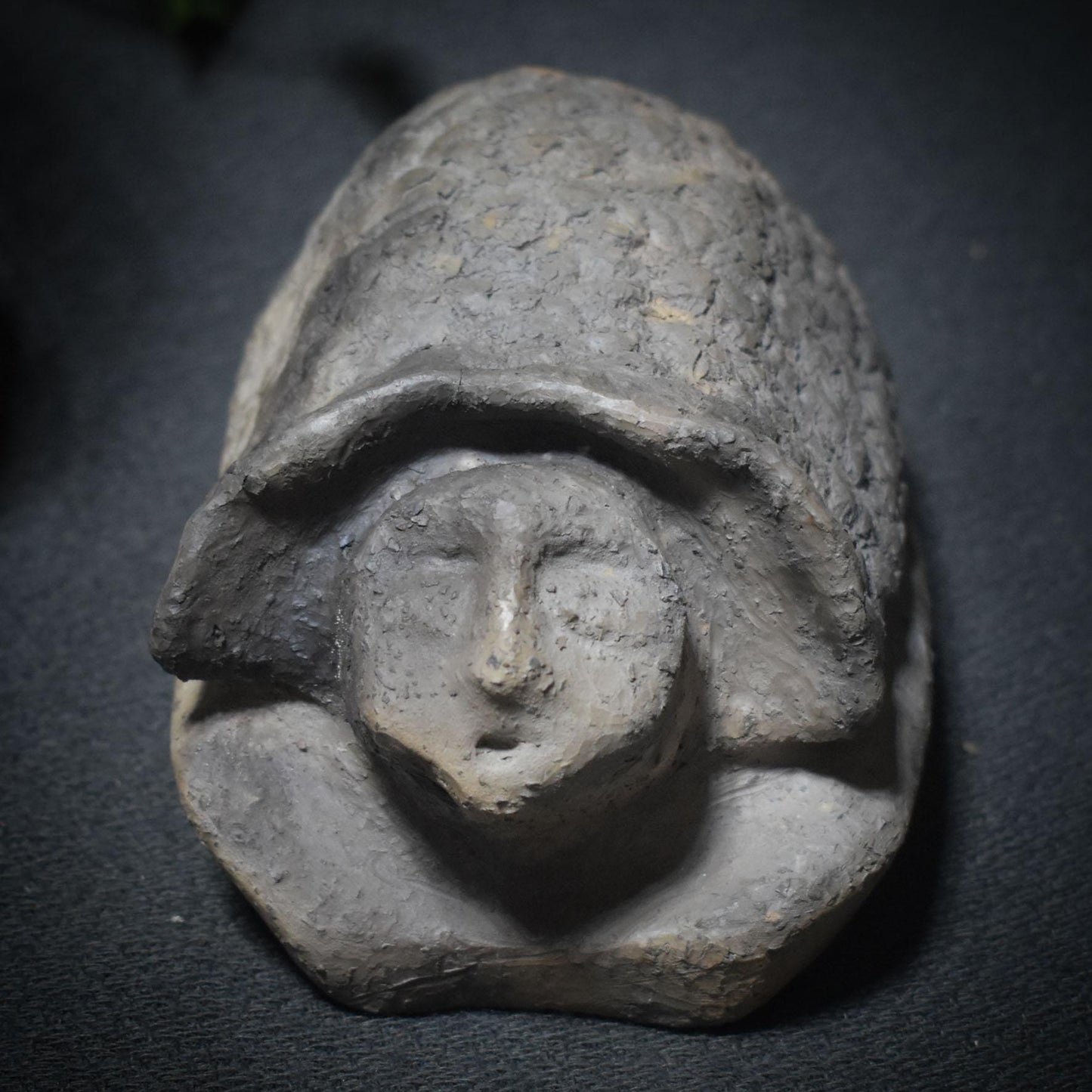 Hüterin der Zeit – Schildkröten-Skulptur mit menschlichem Antlitz - Traditionelle Rauchbrandkunst mit symbolischer Tiefe