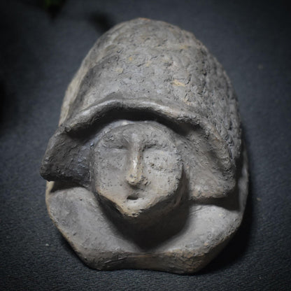 Hüterin der Zeit – Schildkröten-Skulptur mit menschlichem Antlitz - Traditionelle Rauchbrandkunst mit symbolischer Tiefe