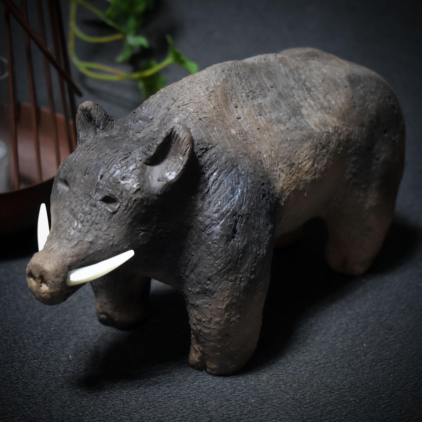 Krafttier Wildschwein – Archaische Skulptur mit Hauern aus Muschelschale - Schutz, Mut und unbändige Lebenskraft - Art.Nr.: SKU119