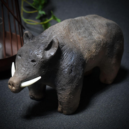 Krafttier Wildschwein – Archaische Skulptur mit Hauern aus Muschelschale - Schutz, Mut und unbändige Lebenskraft