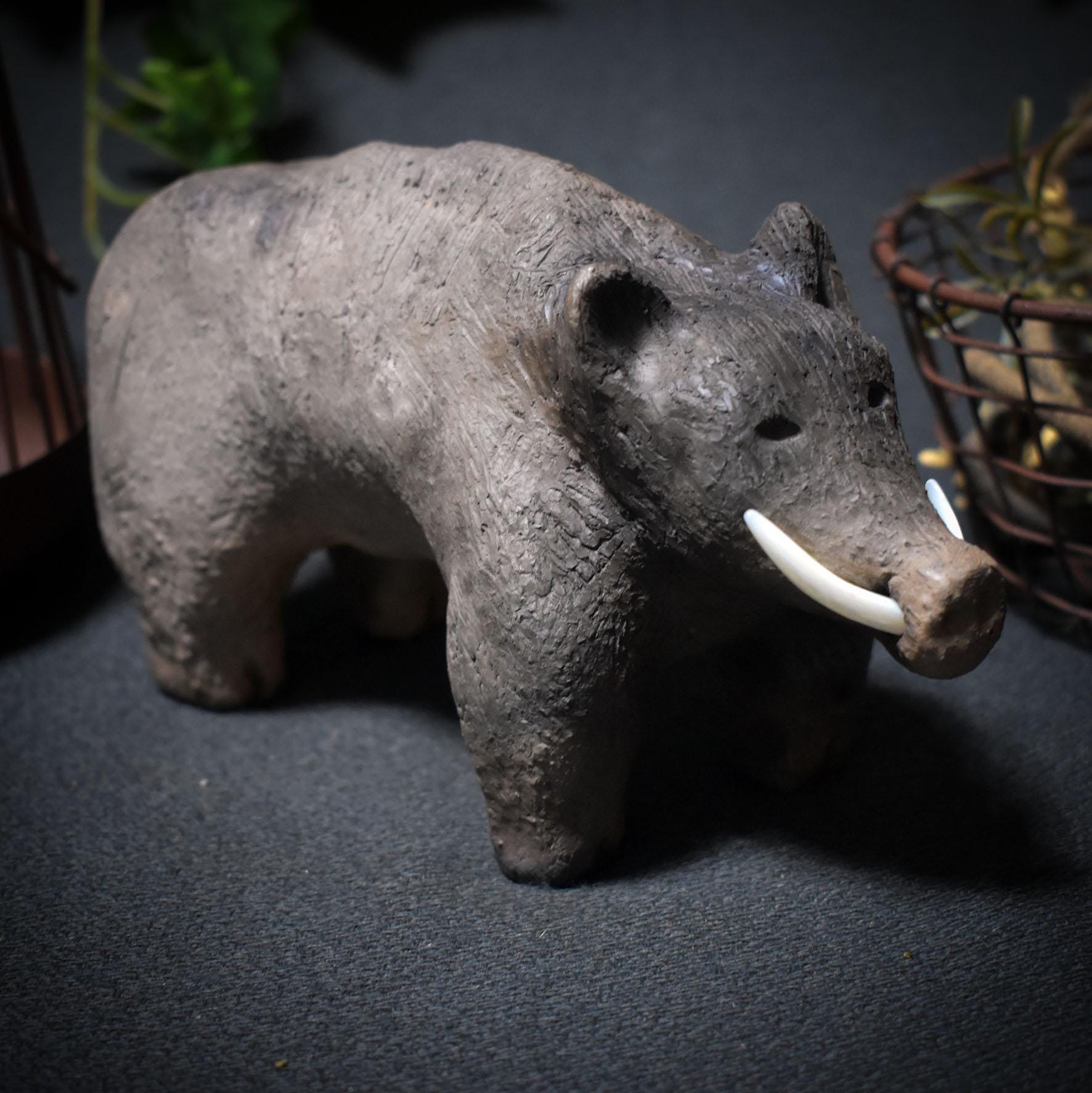 Krafttier Wildschwein – Archaische Skulptur mit Hauern aus Muschelschale - Schutz, Mut und unbändige Lebenskraft - Art.Nr.: SKU119