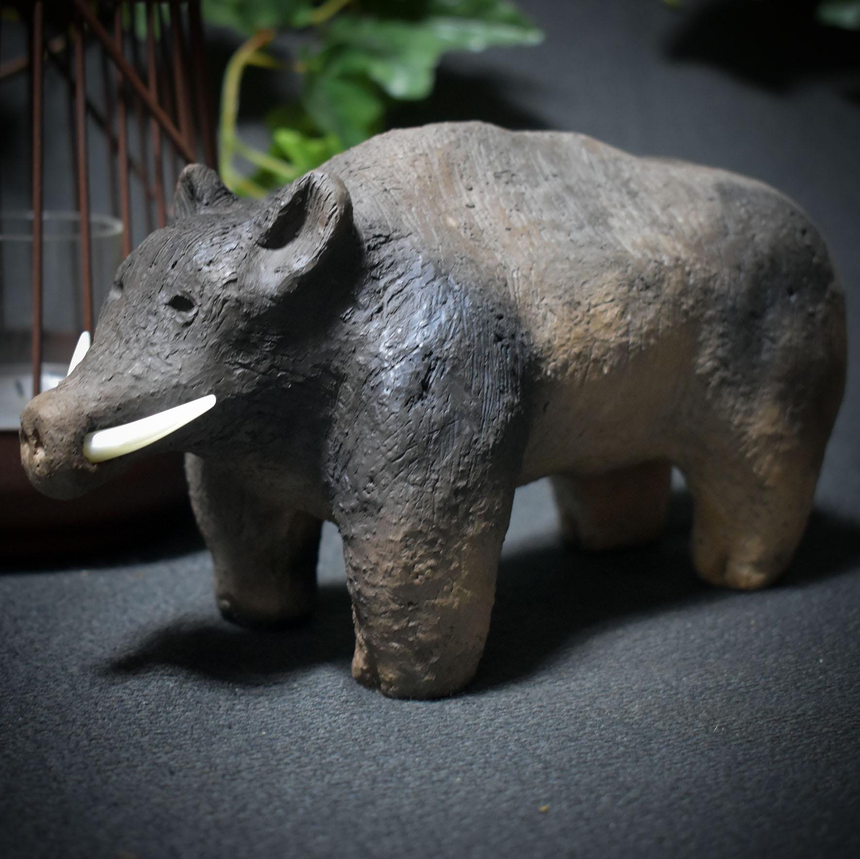 Krafttier Wildschwein – Archaische Skulptur mit Hauern aus Muschelschale - Schutz, Mut und unbändige Lebenskraft