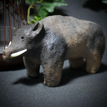 Krafttier Wildschwein – Archaische Skulptur mit Hauern aus Muschelschale - Schutz, Mut und unbändige Lebenskraft