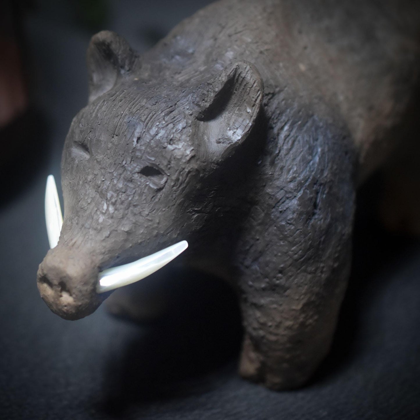 Krafttier Wildschwein – Archaische Skulptur mit Hauern aus Muschelschale - Schutz, Mut und unbändige Lebenskraft