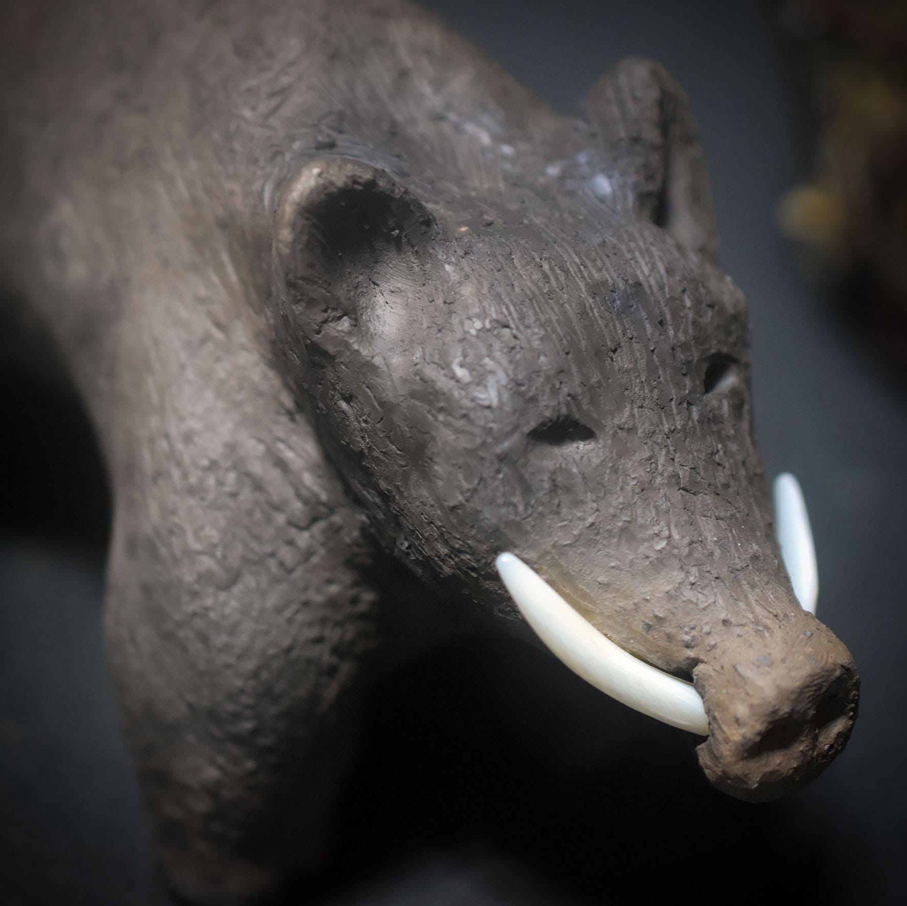 Krafttier Wildschwein – Archaische Skulptur mit Hauern aus Muschelschale - Schutz, Mut und unbändige Lebenskraft - Art.Nr.: SKU119