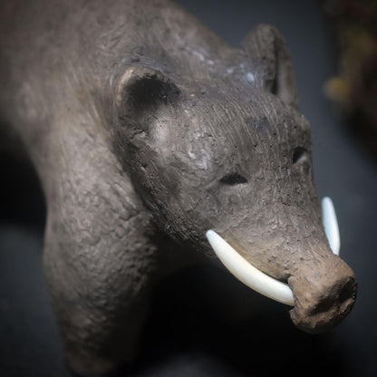 Krafttier Wildschwein – Archaische Skulptur mit Hauern aus Muschelschale - Schutz, Mut und unbändige Lebenskraft