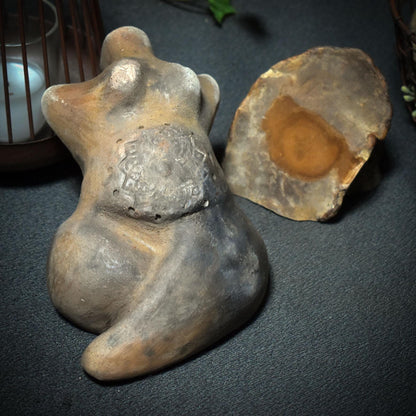 Göttin der Ruhe – Skulptur auf Baumpilz mit Mandala - traditionelle Rauchbrandkunst - Art.Nr.: SKU132