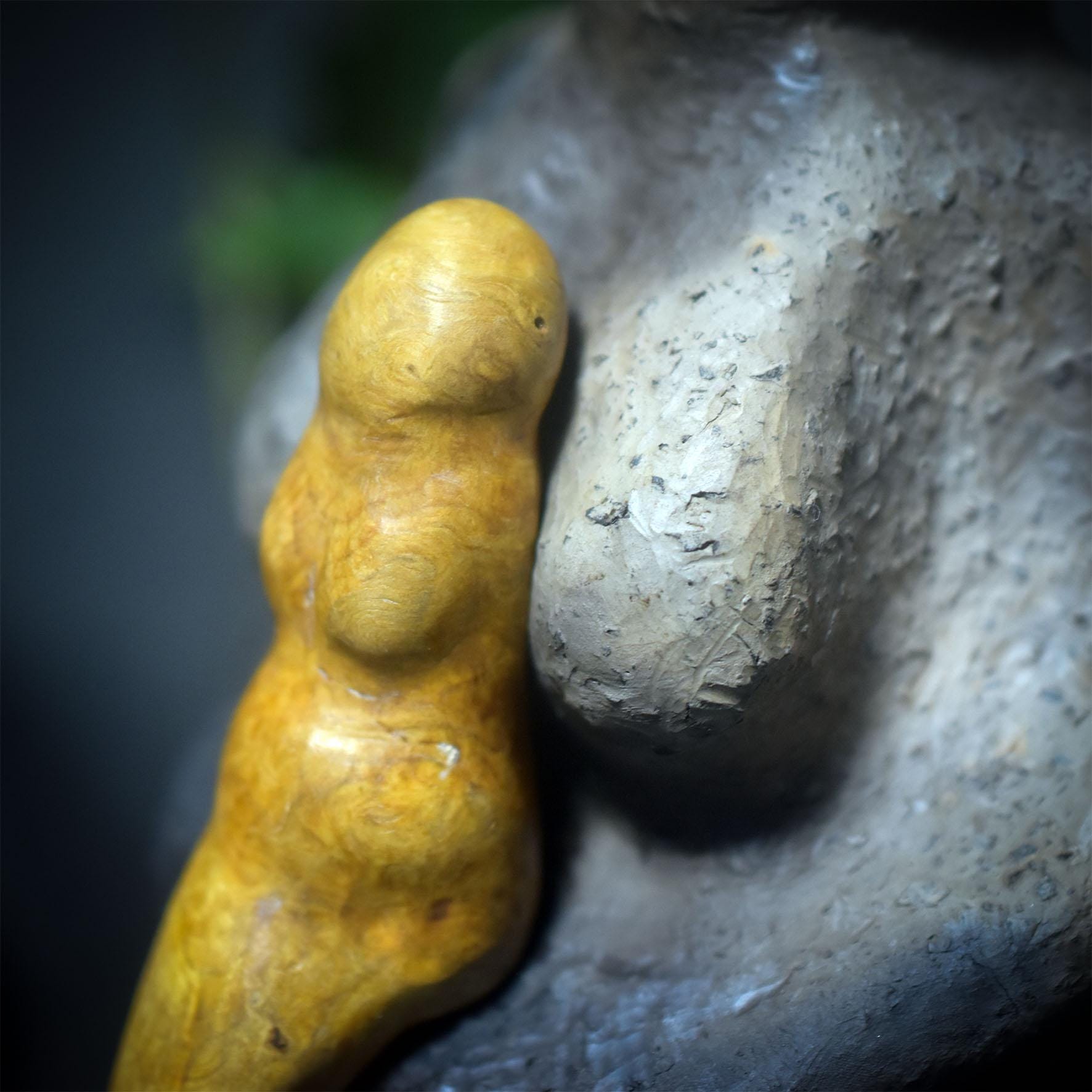 Mutter und Tochter – Skulptur weiblicher Kraft - traditionelle Rauchbrandkunst - Göttin der Weisheit